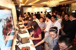 用户在体验通达T9产品，并与T9研发经理交流